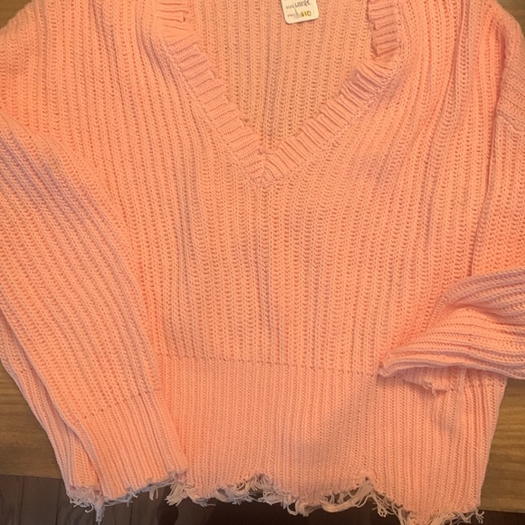 EUC women’s distressed sweater size large - Picture 2 of 4